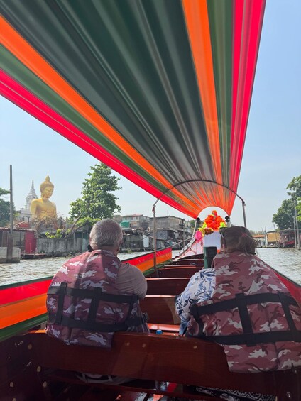 Kaksi ihmistä veneessä, taustalla suuri Buddha-patsas. 3