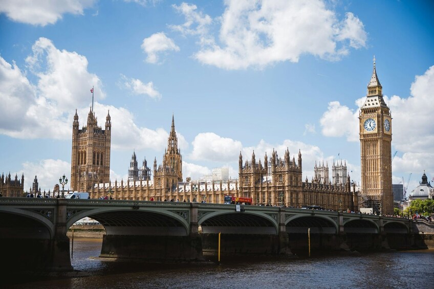 Les Chambres du Parlement et Big Ben à Londres. 4