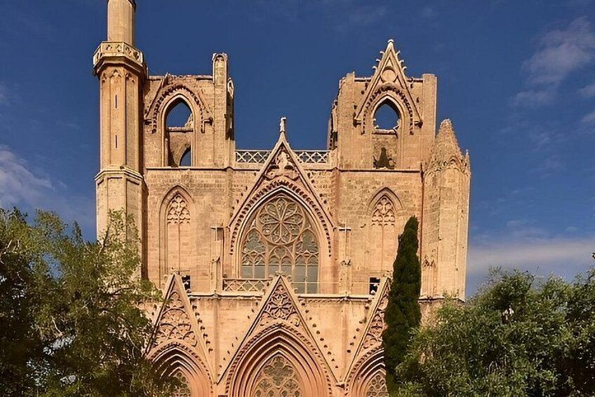 Una catedral de estilo gótico con detalles intrincados en piedra, arcos apuntados y un gran rosetón. 4