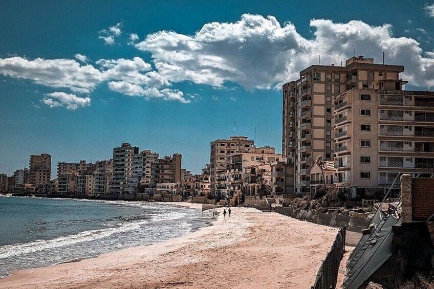 Un paisaje urbano costero con edificios, una playa y cielo despejado. 1