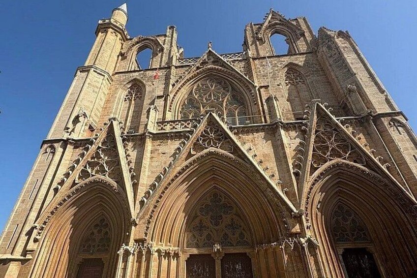 Una catedral gótica con ornamentación de piedra intrincada y arcos apuntados. 3