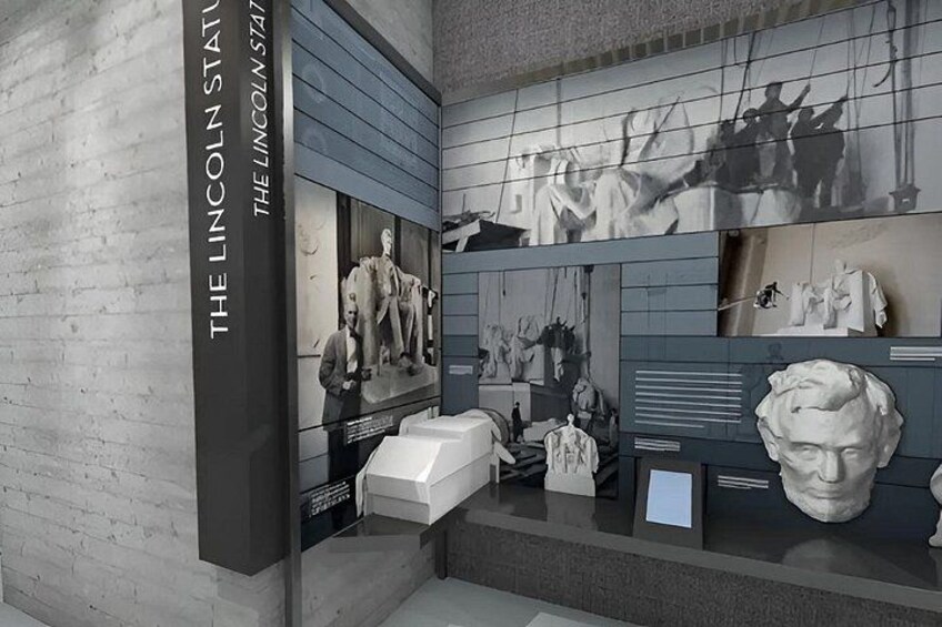 Eine Museumsausstellung mit historischen Artefakten und einer Lincoln-Statue. 1