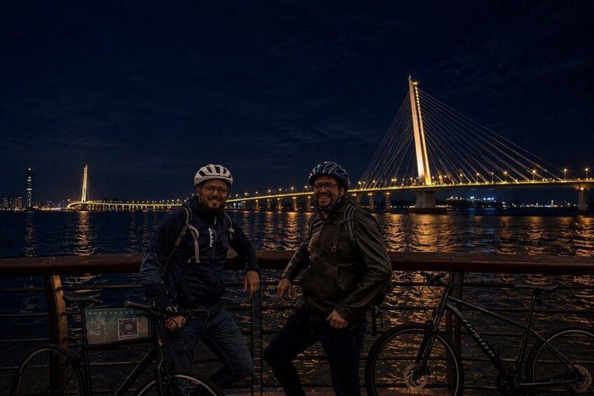 Shenzhen Guided Bike Tour: Cycling at Night From City to Sea 3