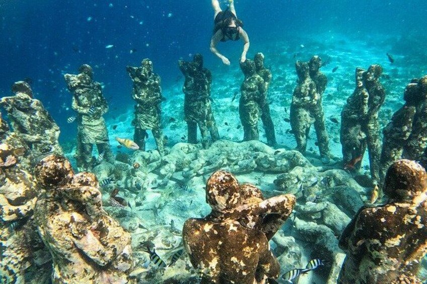 Underwater ruins with divers. 4