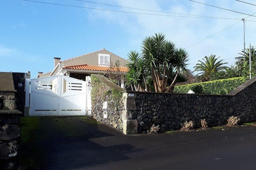 exterior view of the house, to facilitate the meeting 3