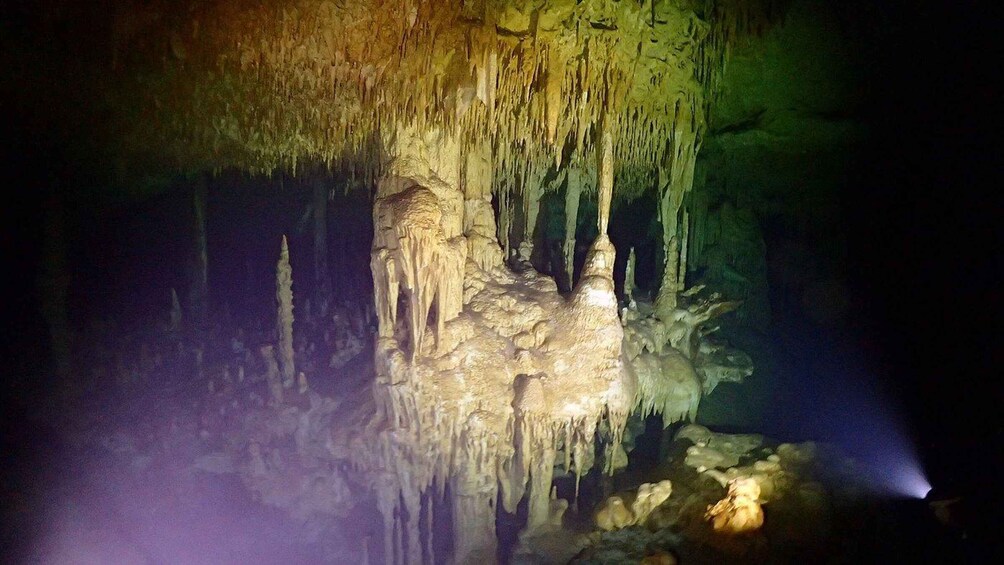Una cueva con estalactitas y estalagmitas. 5