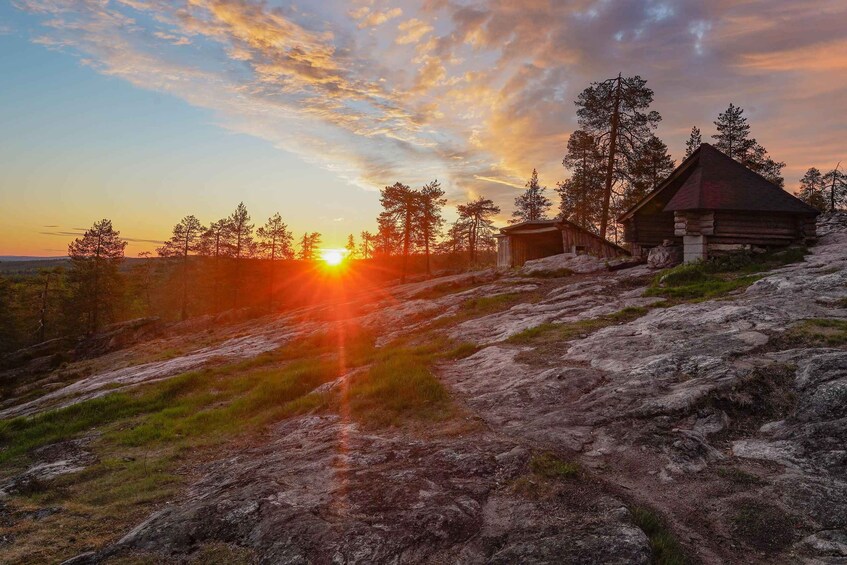Puinen mökki kivikkoisella rinteellä, taustalla auringonlasku. 4