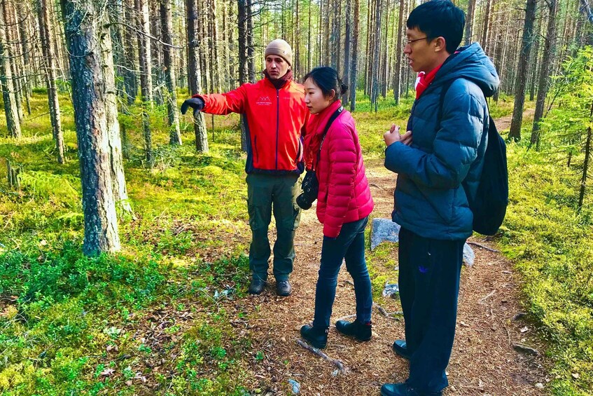 Kolme ihmistä metsäisellä alueella, jossa on selkeä polku. 3