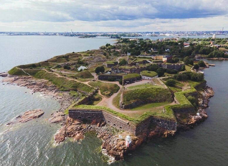 Rannikolla sijaitseva linnoitus, jossa on useita bastionitornit ja sitä ympäröi vallihauta, ja josta avautuu näkymä vesistöön. 1