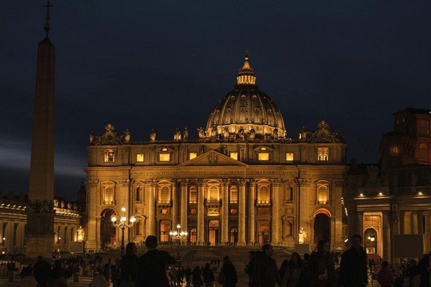 A grand building with a large dome and a tall obelisk in the background. 5