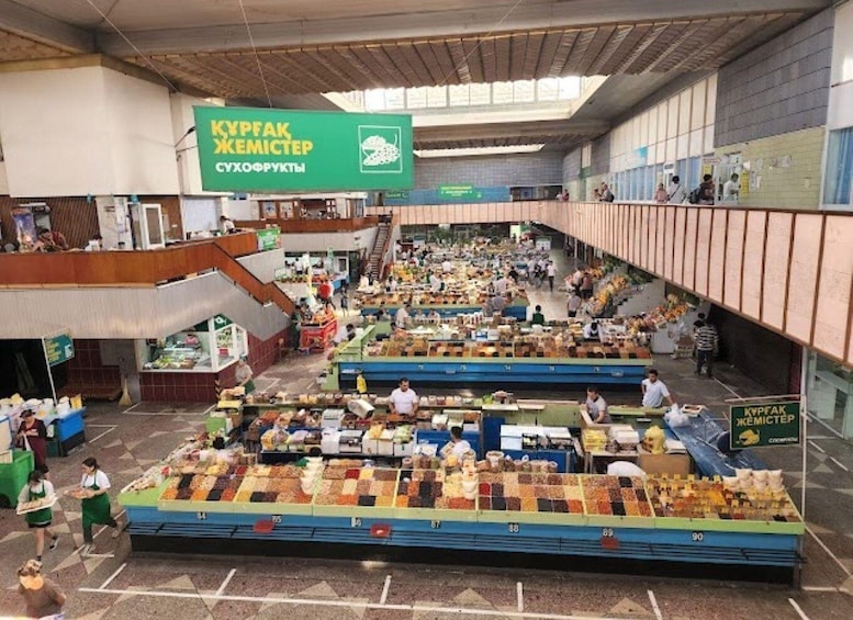 A large indoor market with multiple stalls selling various goods, and a sign indicating it's a chemical market. 1