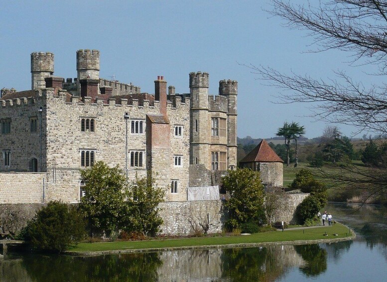 Un castillo histórico con múltiples torres y un foso. 1