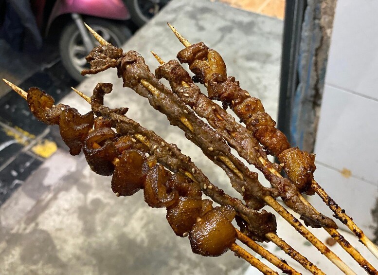 Spieße mit sichtbaren Sesamsamen, gegrillt mit angebräunter Oberfläche. 4