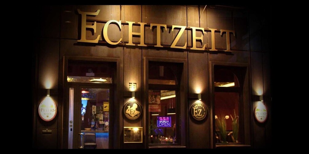 A building with the sign 'ECHITZEIT' illuminated at night. 4