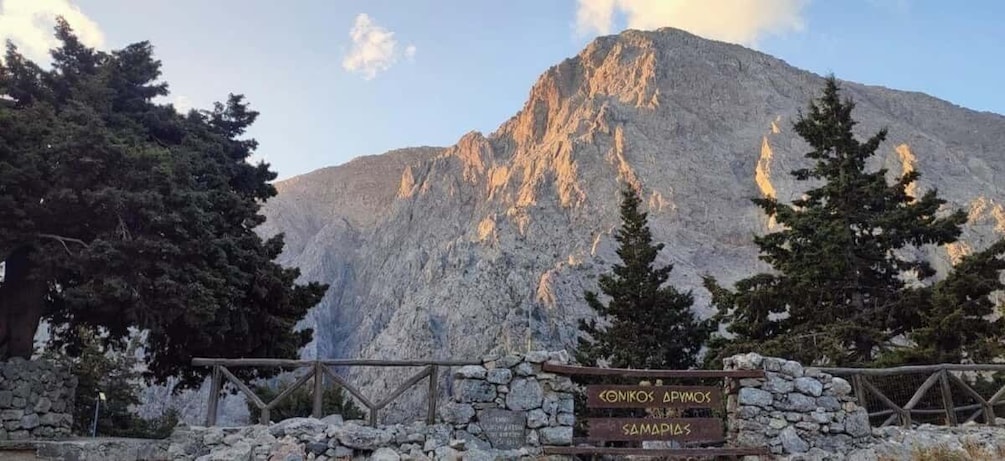 A mountain with a sign indicating 'Komos Apymos' and 'Samopas.' 3
