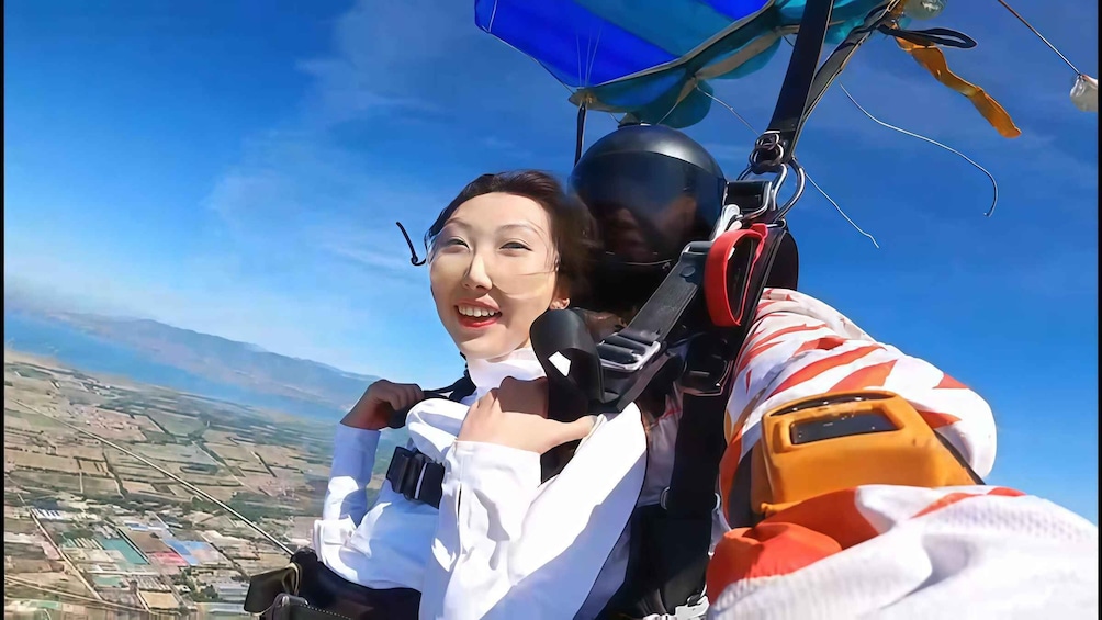 Picture 7 for Activity Beijing: Tandem Skydiving & Badaling Great Wall Tour 5