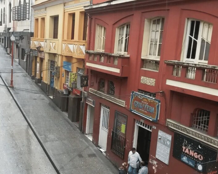 A street with buildings, one with a sign for 'GRILL PERIA' and another for 'TANGO.' 5