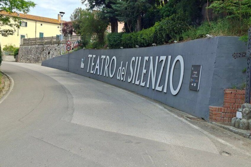 A curved road leading to Teatro del Silenzio with a speed limit sign of 30. 3