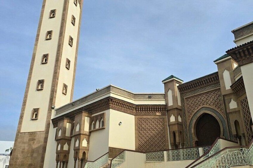 A historic building with a tall minaret and intricate geometric patterns. 2