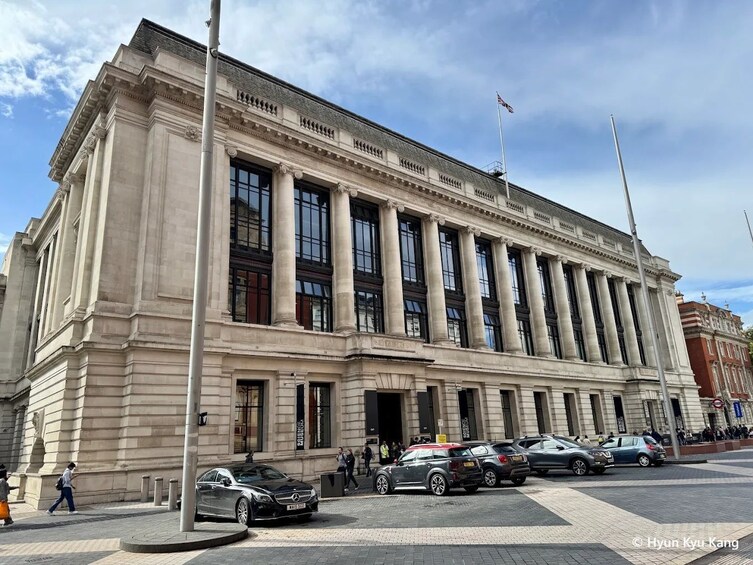 London: Science Museum Timed Entry & Audio Tour with a City Walk 2