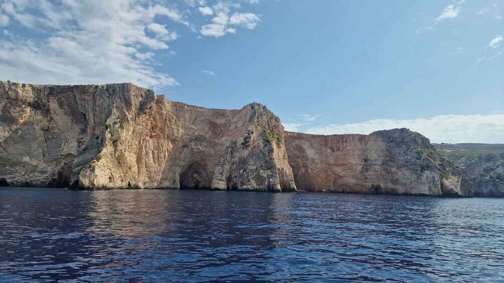 Une falaise côtière, avec un ciel dégagé et une mer calme. 3