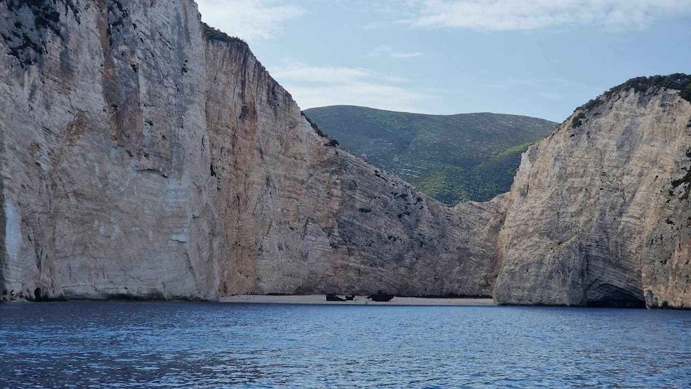 Un paysage côtier caractérisé par des falaises et un étroit chenal. 1
