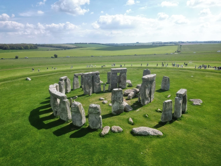 Stonehenge in een grasveld, met bezoekers. 4