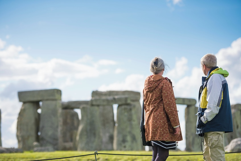 Twee mensen staan voor Stonehenge. 2