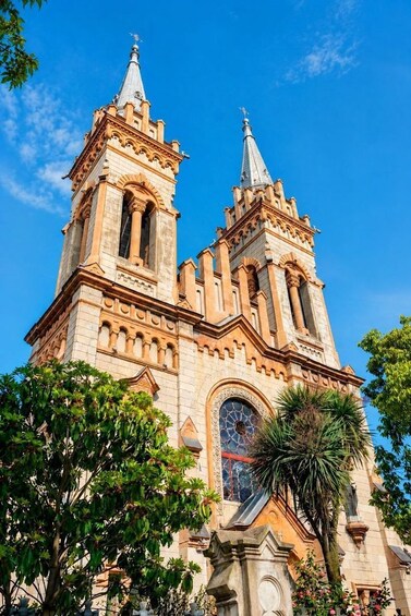 Une cathédrale historique, dotée de deux flèches jumelles et d’une grande rosace. 5