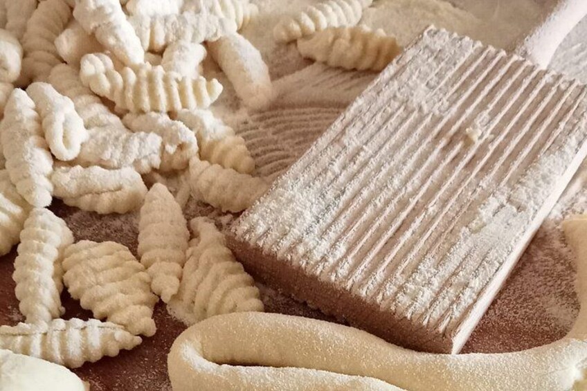 A close-up of a dusting brush with powdered sugar and cookies. 5