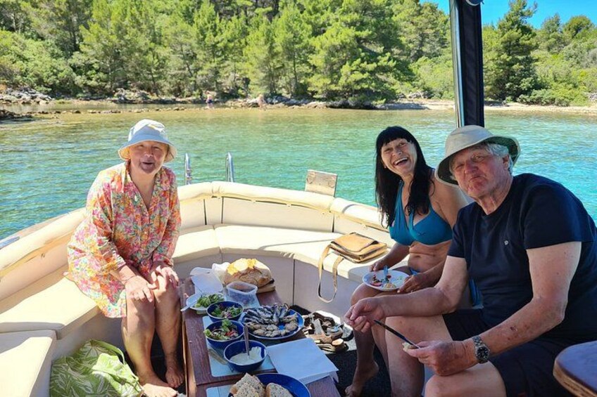 Un barco con gente cenando, rodeado de agua y árboles. 5