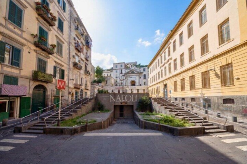 A street with a central staircase leading to a building labeled 'NALOI.' 5