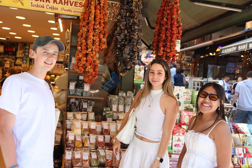 Un marché où l’on vend des fleurs séchées suspendues et des produits emballés. 3