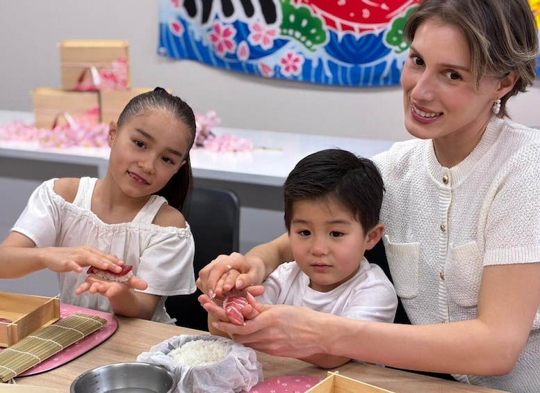 Picture 3 for Activity Tsukiji Fish Market Sushi Making – Make Your Own Sushi Bento 2