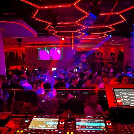 Picture 10 for Activity Cartagena: Pubcrawl with VIP Entry to Rooftops and Nightclub 2