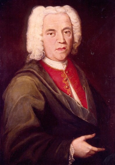 Un portrait d’une personne portant une perruque blanche, une robe rouge et or, et un manteau sombre. 2