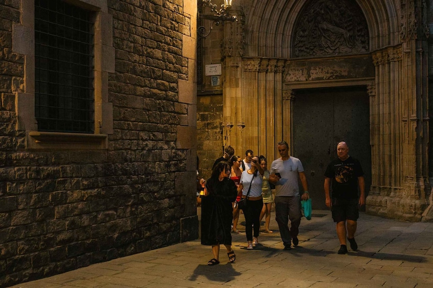 Picture 7 for Activity Barcelona: Haunted Dark History Walk of the Old Town 3
