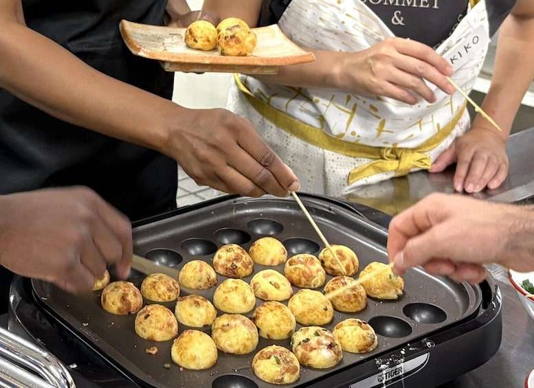 Nagoya: Let's have fun making the very popular takoyaki! 1