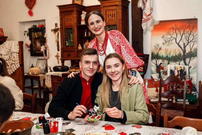A family painting a Christmas tree. 2