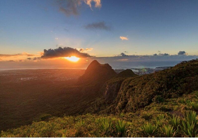 A sunset over a mountainous landscape with a clear sky. 4