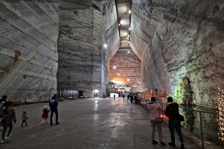 Un vaste espace, semblable à une caverne, avec de hauts plafonds et des formations rocheuses naturelles. 5