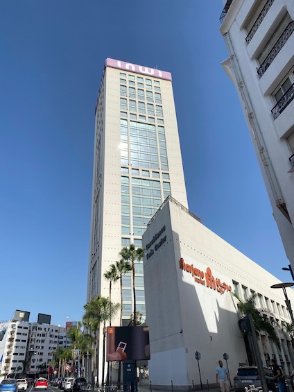 A tall building with a pink top and a sign that reads 'Southwest Vuelio Centro.' 4