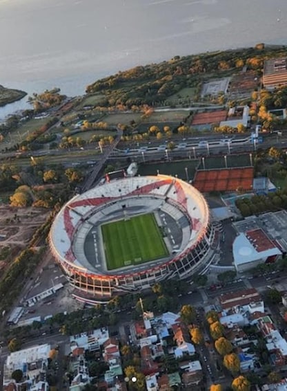 Ilmakuva stadionista, jonka ympärillä on asuinalueita ja jota reunustaa vesialue. 5