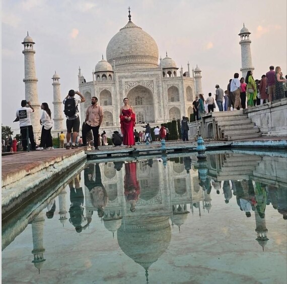 Le Taj Mahal, avec des personnes autour et son reflet dans l’eau. 5