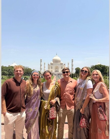 En grupp människor som står framför Taj Mahal. 1