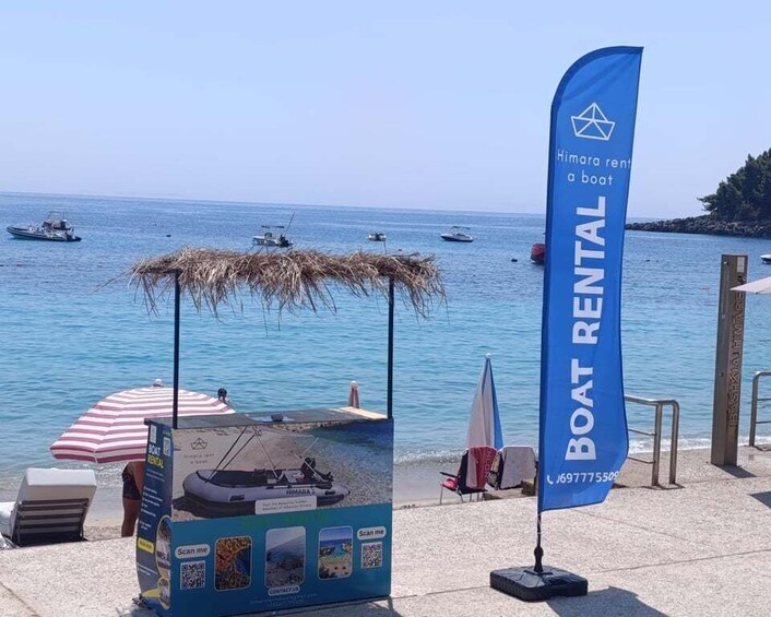Ein Bootverleih Schild mit einem QR-Code, einem Strandmuschel und einem Stuhl. 2