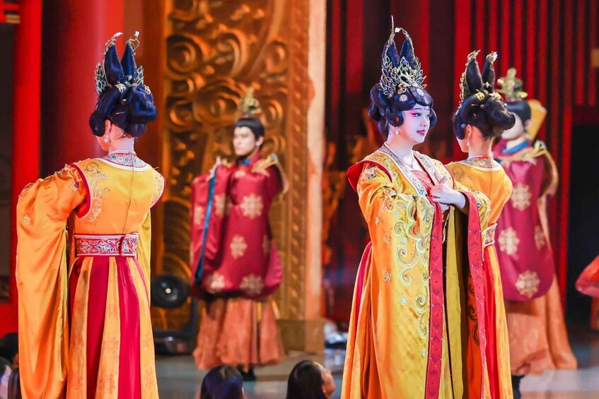 Eine Theatervorstellung mit Schauspielern in traditioneller Tracht und aufwendigen Kopfschmuck. 2