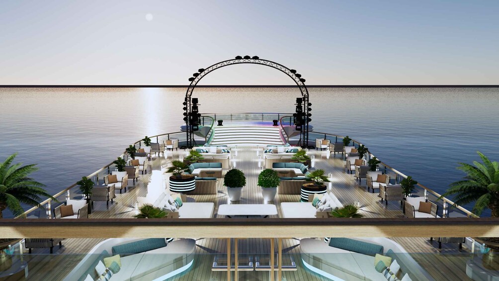 Een terras met buitenmeubilair en een waterpartij. 2