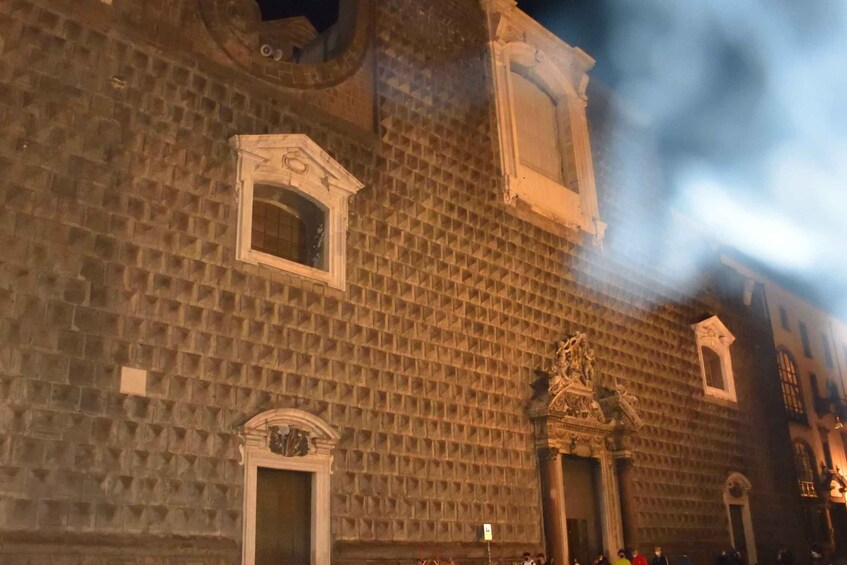 En historisk bygning med en detaljeret facade og udsmykning. 4