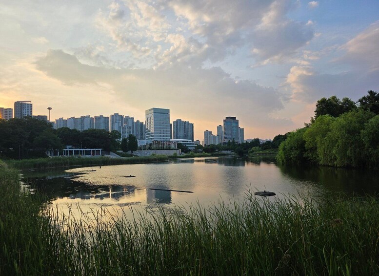 Un horizonte urbano con modernos rascacielos, un río tranquilo y abundante vegetación. 3